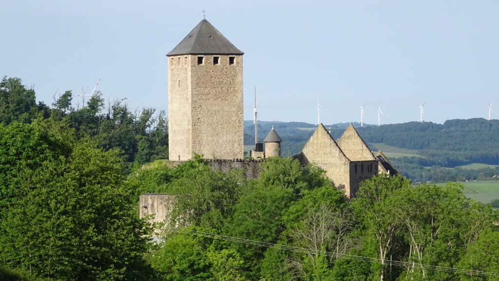 Blick auf eine Burg entlang der Burgblick-Runde – historische Kulisse inmitten der Natur