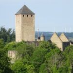 Blick auf eine Burg entlang der Burgblick-Runde – historische Kulisse inmitten der Natur