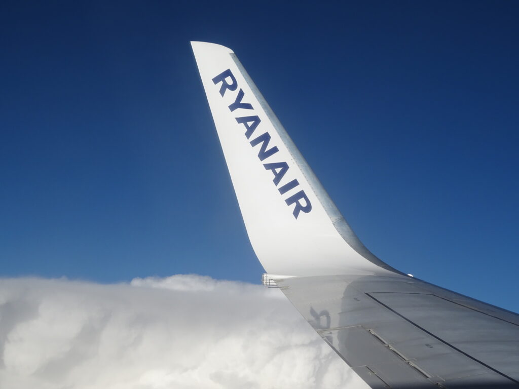 Ryanair-Flügel über den Wolken beim Abflug von Frankfurt-Hahn