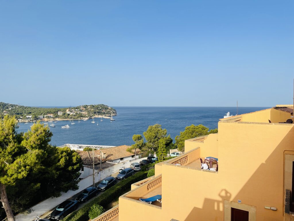 Meerblick vom Apartment auf die Bucht von Santa Ponsa mit Segelbooten