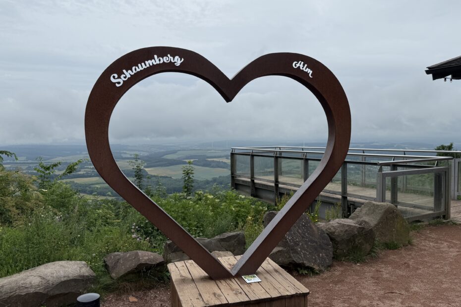 Aussichtspunkt mit Herzrahmen auf der Schaumberg Alm mit Blick ins Tal