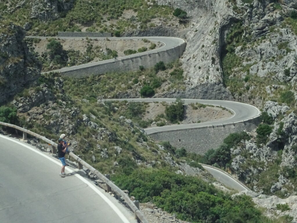 Blick auf die Serpentinenstraße Sa Calobra in der Serra de Tramuntana