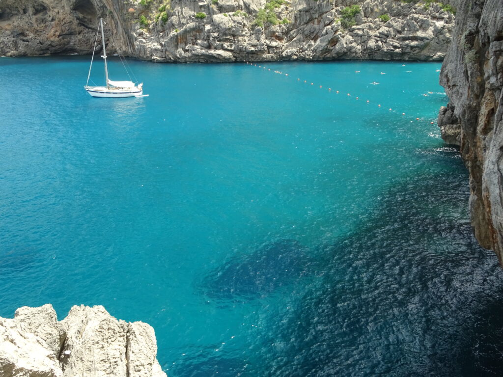 Türkisblaues Wasser in der Bucht von Sa Calobra auf Mallorca