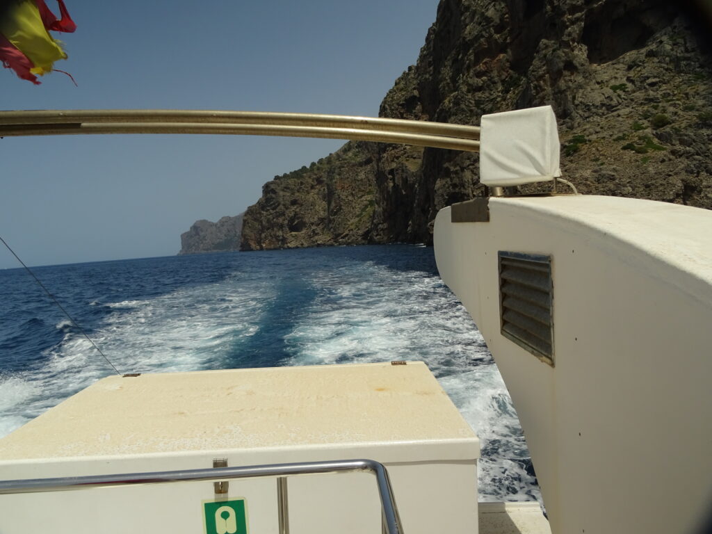 Blick vom Boot auf das offene Meer und die Felsküste bei Sa Calobra