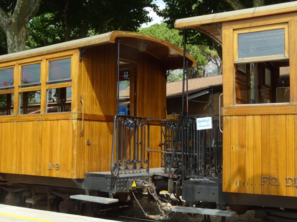Detailansicht der historischen Holzwaggons des Zuges von Sóller