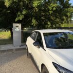 Weißer MG4 an Wanderparkplatz – E-Auto zum Wandern in der Natur