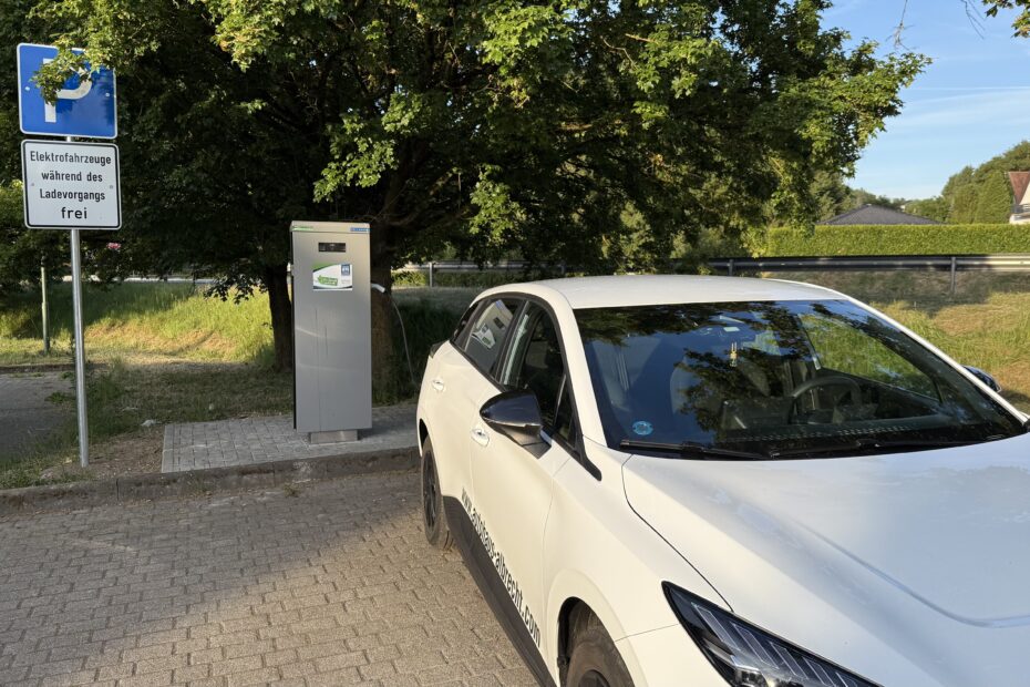 Weißer MG4 an Wanderparkplatz – E-Auto zum Wandern in der Natur