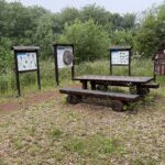 Natur-Infopunkt mit Rastplatz und Schautafeln auf dem Schaumbergpfad