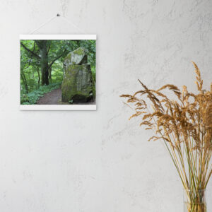 Naturstein Monument im grünen Wald – Quadratposter mit Holzaufhängung