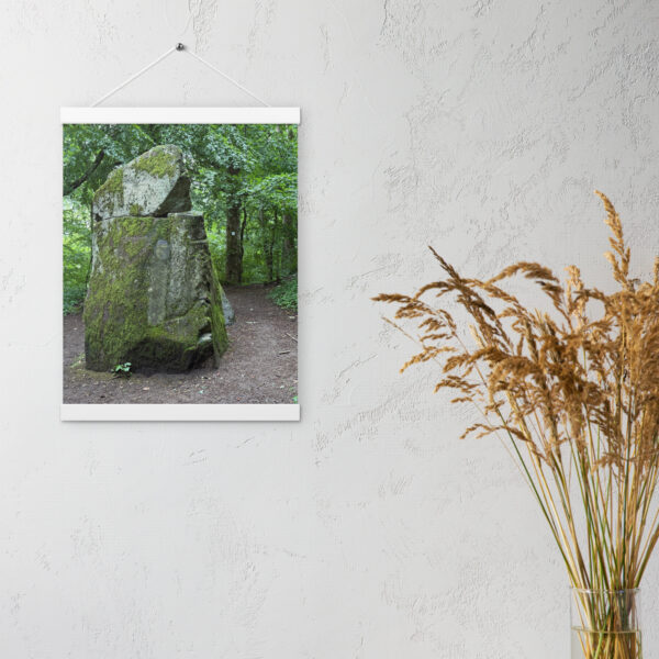 Naturstein Monument im grünen Wald – Quadratposter mit Holzaufhängung – Bild 2