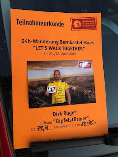 Mann auf Wanderpfad – lieber wandern als laufen in der Natur