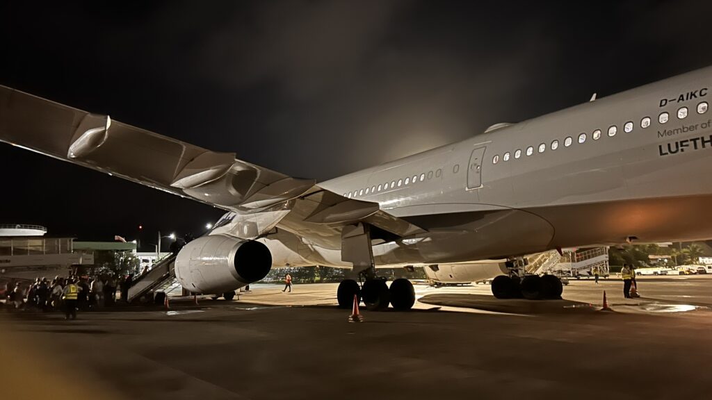 Flugzeug am Rollfeld kurz vor dem Start – Symbolbild für Reisen und Aufbruch