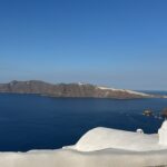 Santorini ehrlich erleben: Aussicht auf die Caldera und weiße Häuser von Oia