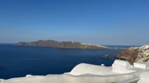 Santorini ehrlich erleben: Aussicht auf die Caldera und weiße Häuser von Oia