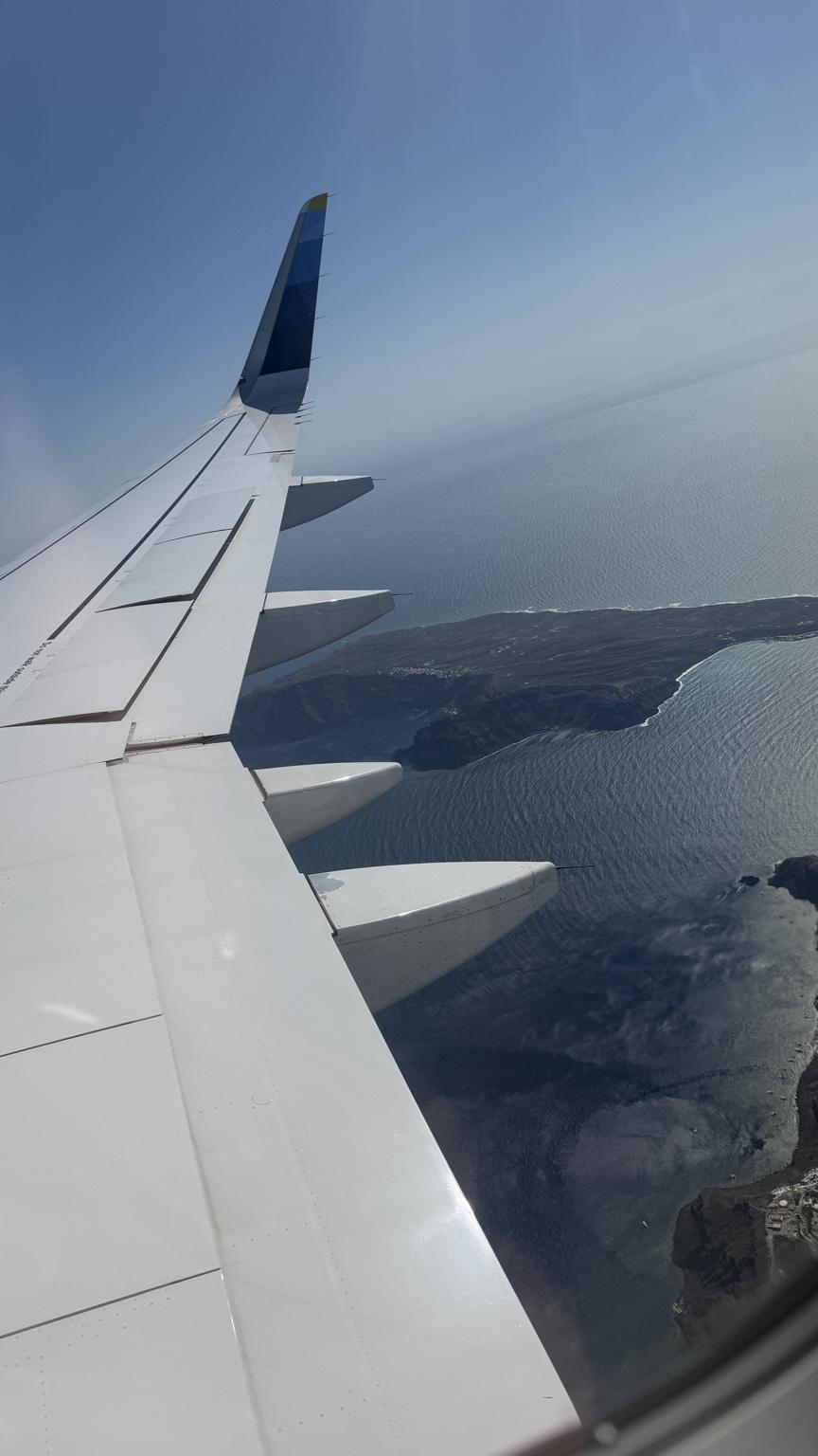 Blick auf Santorini aus dem Flugzeugfenster