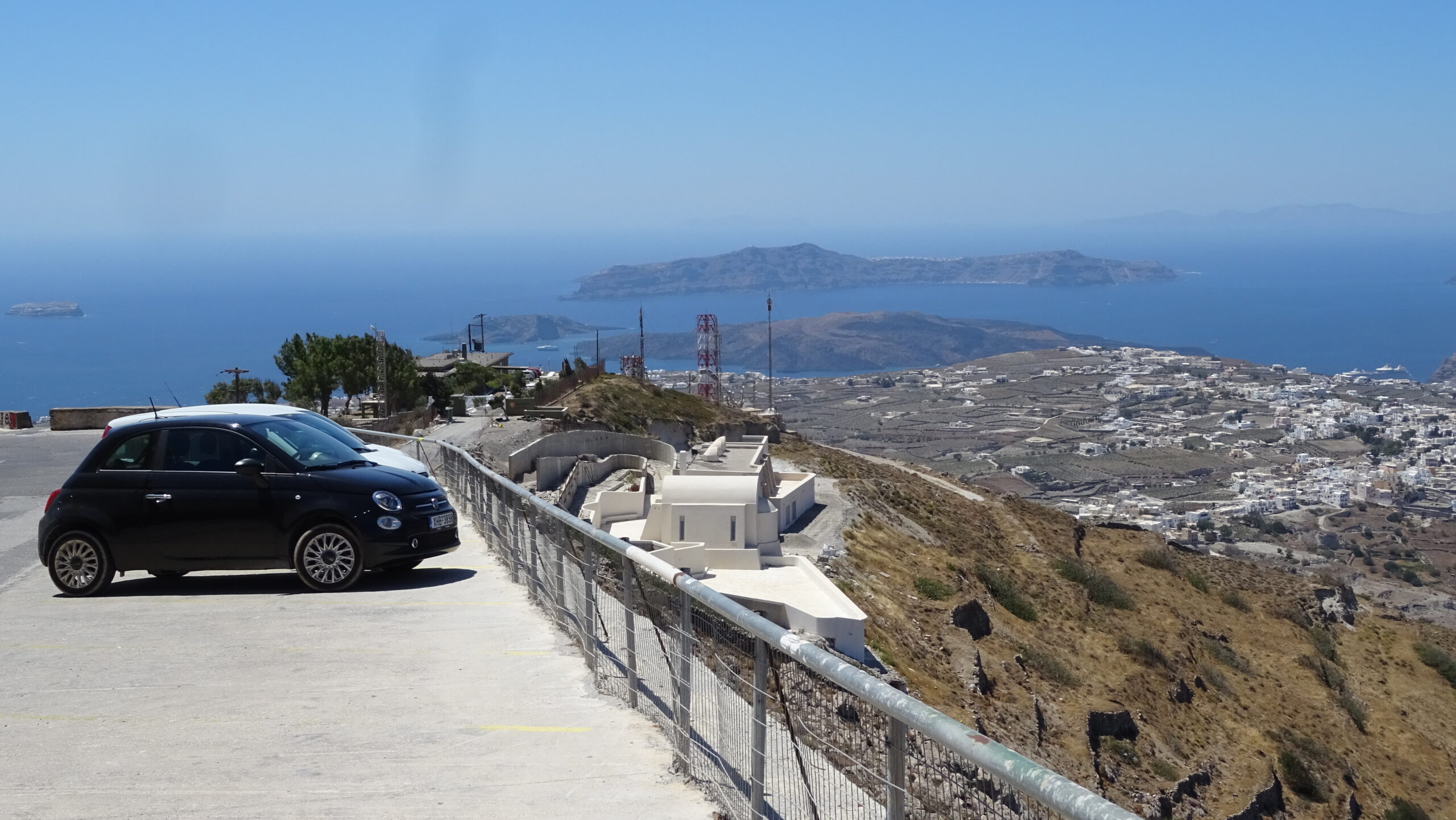 Unser Mietwagen auf einer kurvigen Straße mit Ausblick auf die Caldera