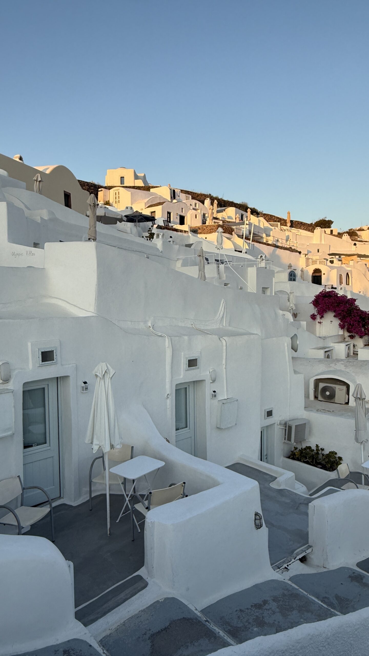 Weißes Höhlenzimmer mit Terrasse in Oia auf Santorini
