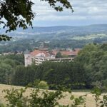 Fernblick auf Wendelinushof in St. Wendel, eingerahmt von Wald und Feldern