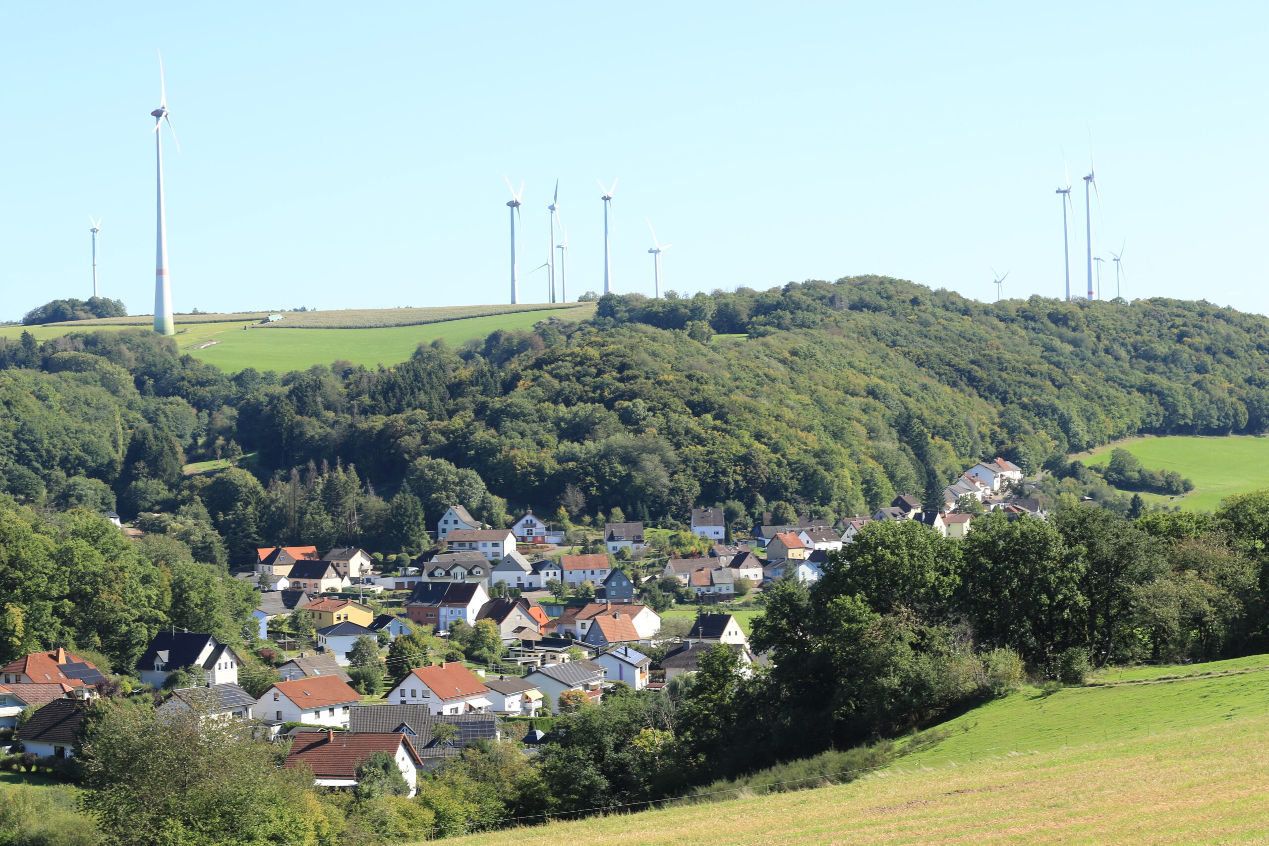Panorama mit Dorf & Windrädern • Landschaft und Energie Blick auf Gimbweiler mit Windrädern im Hintergrund am Energieweg