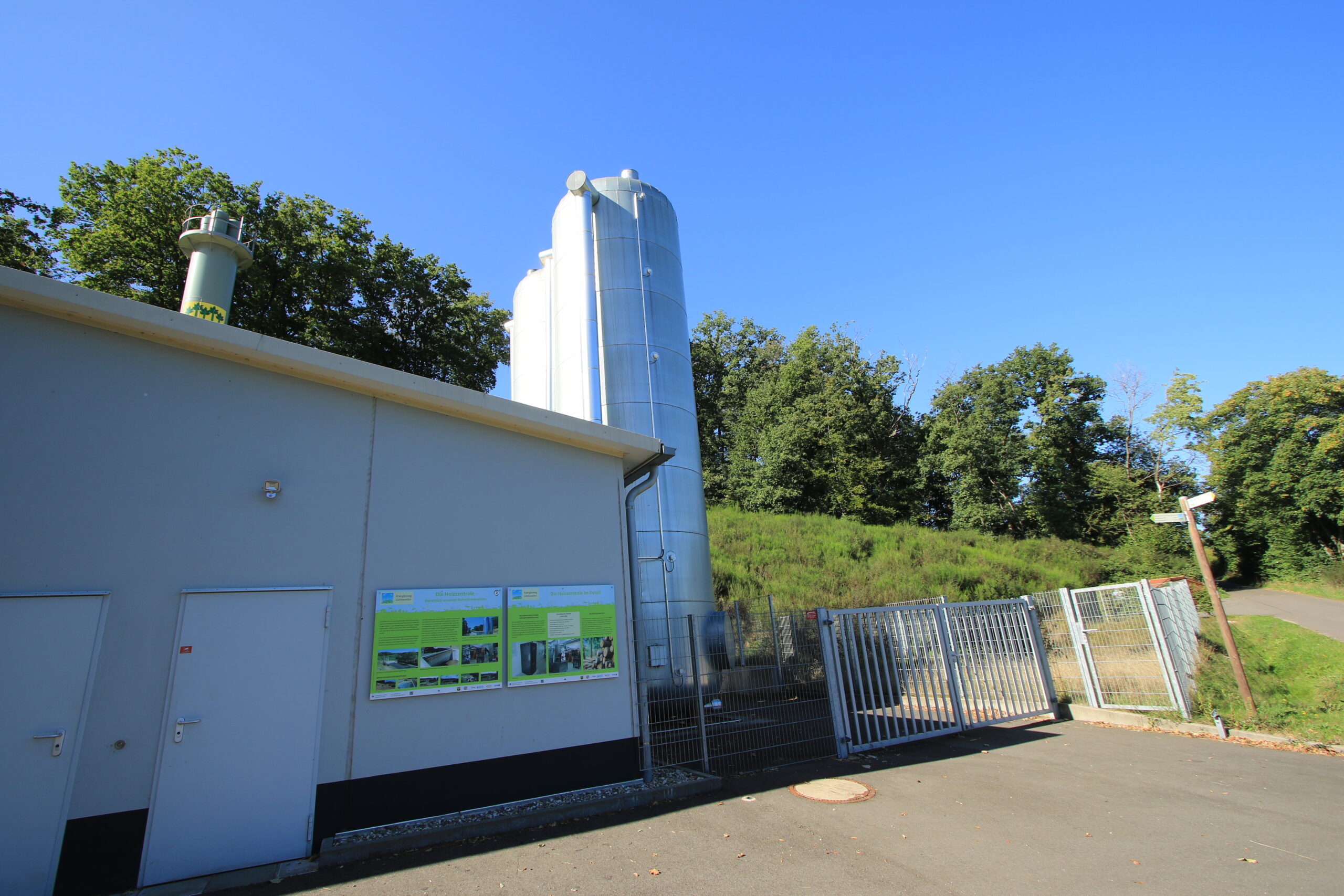 Heizzentrale Gimbweiler • Herzstück des Nahwärmenetzes Heizzentrale mit Silos am Energieweg Gimbweiler