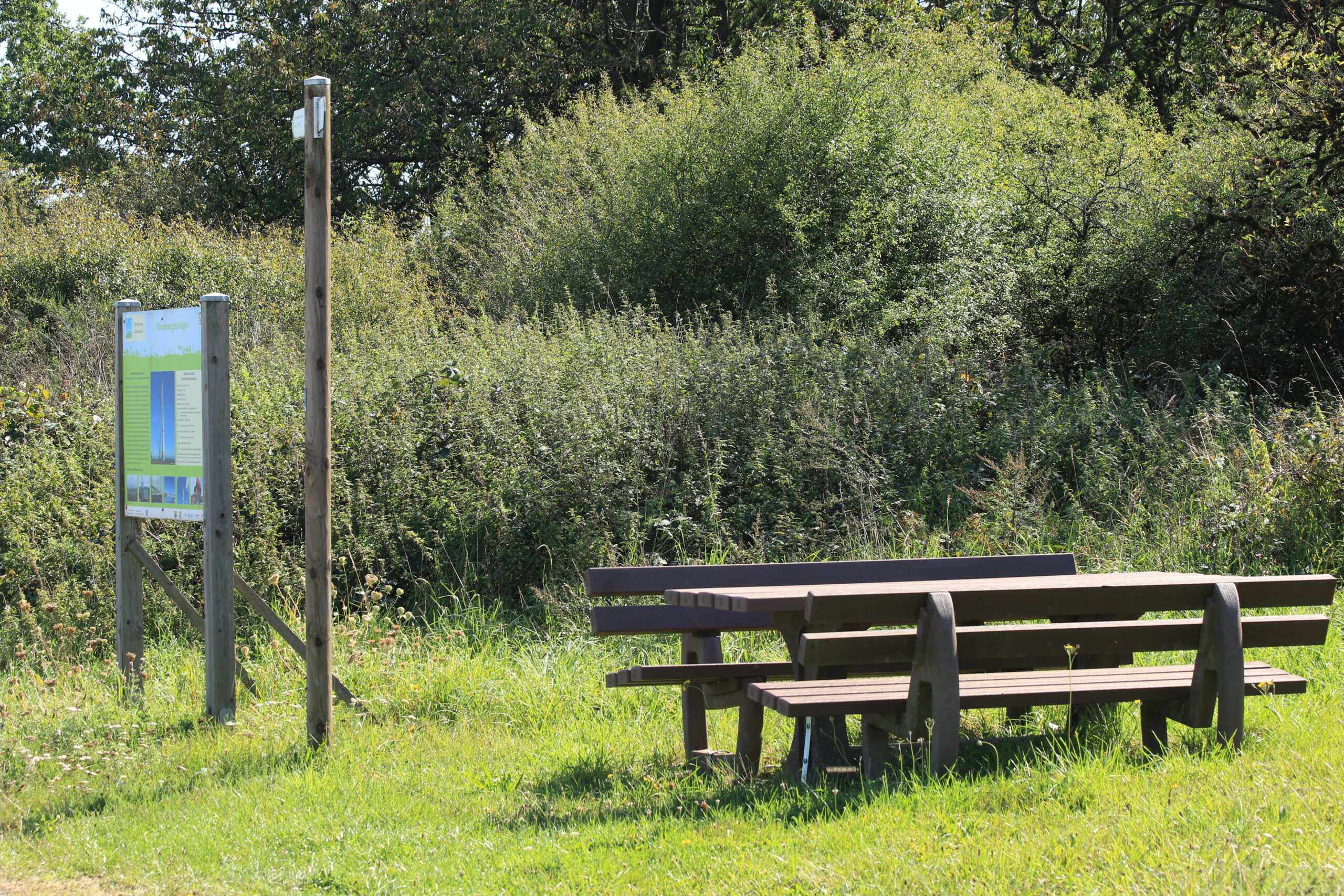 Rastplatz am Weg • Pause mit Informationstafel Holzbänke und Infotafel an einem Rastplatz am Energieweg Gimbweiler