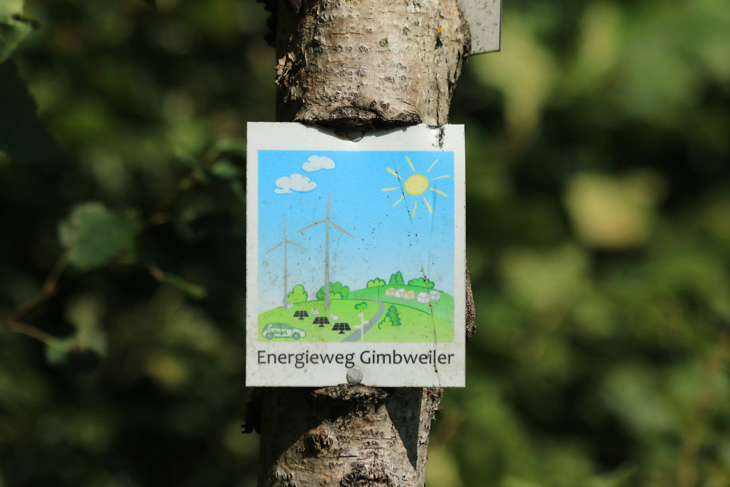 Wegmarkierung • Orientierung am Energieweg Wegmarkierung Energieweg Gimbweiler auf einem Baum