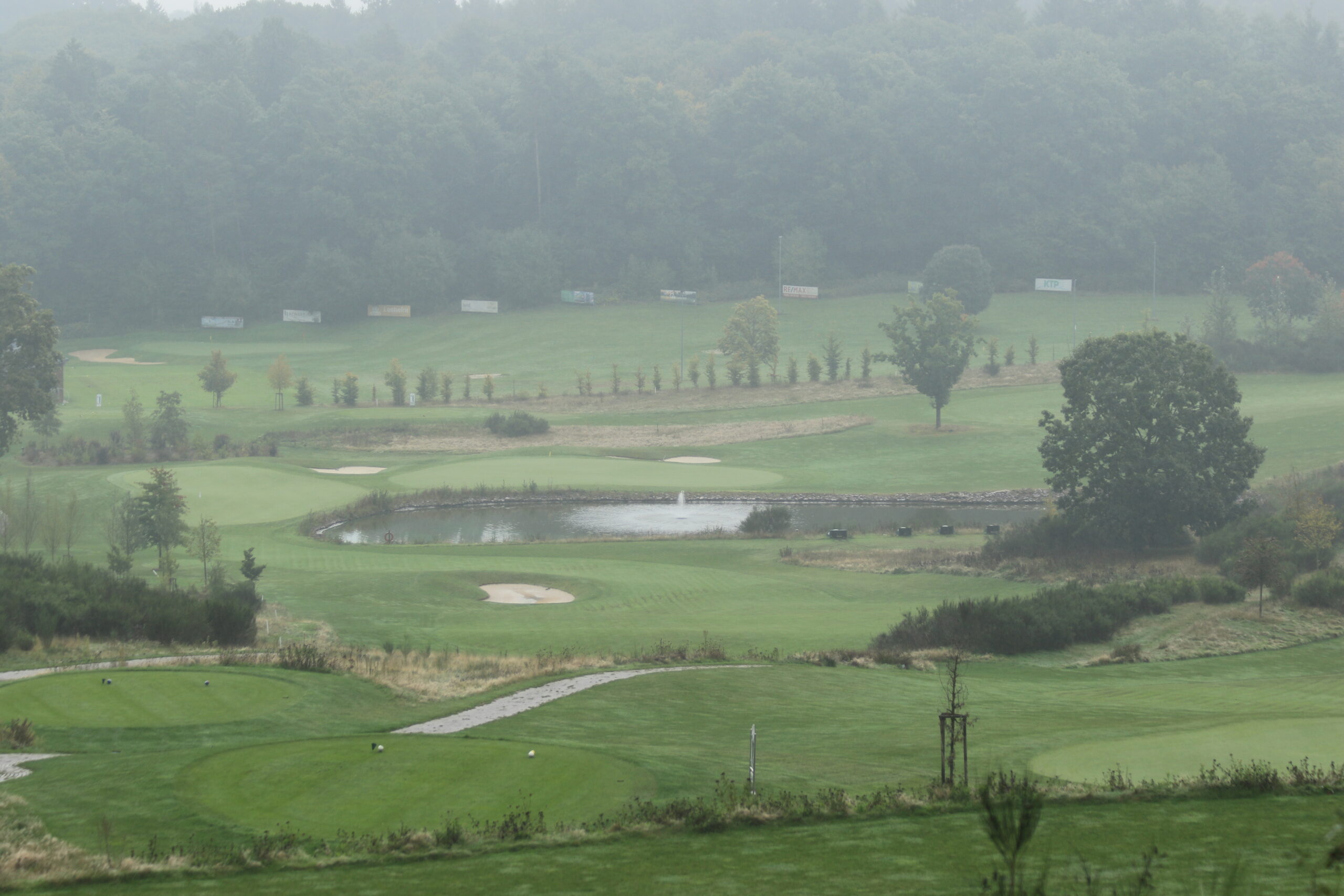 Golfpark Weiherhof • Blick vom Weg Blick über den Golfpark Weiherhof mit Teich und Greens von der Traumschleife Genießer Wäldchen