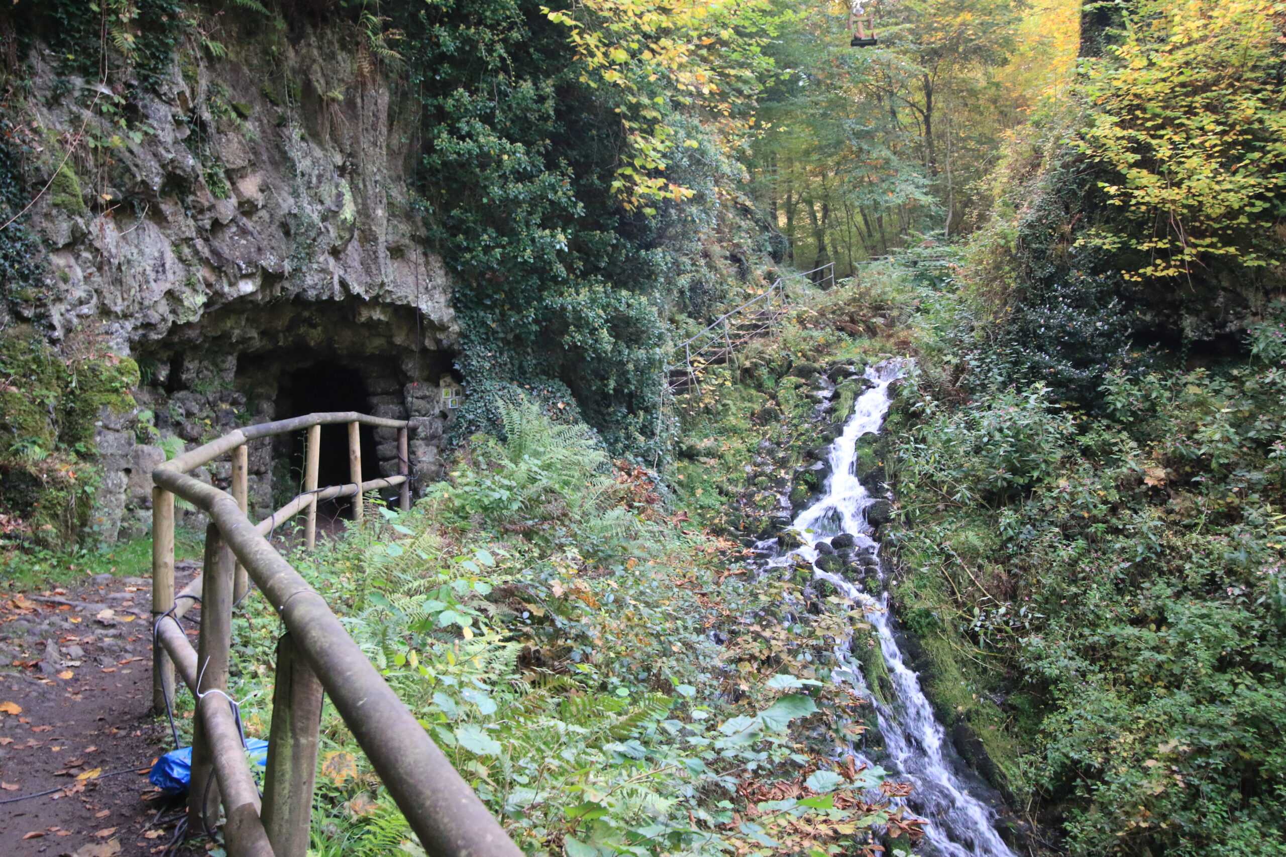 Felsgrotte & Bachkaskade • Schluchtpassage Felsgrotte mit Holzgeländer neben moosiger Bachkaskade am Moselbande-Pfad