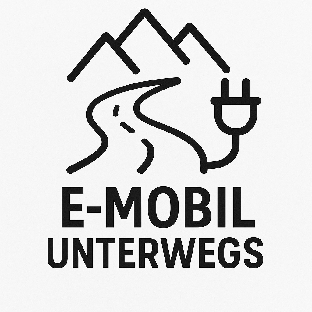 Minimalistisches Design „E-Mobil unterwegs“ mit Bergen, kurviger Straße und Ladestecker.