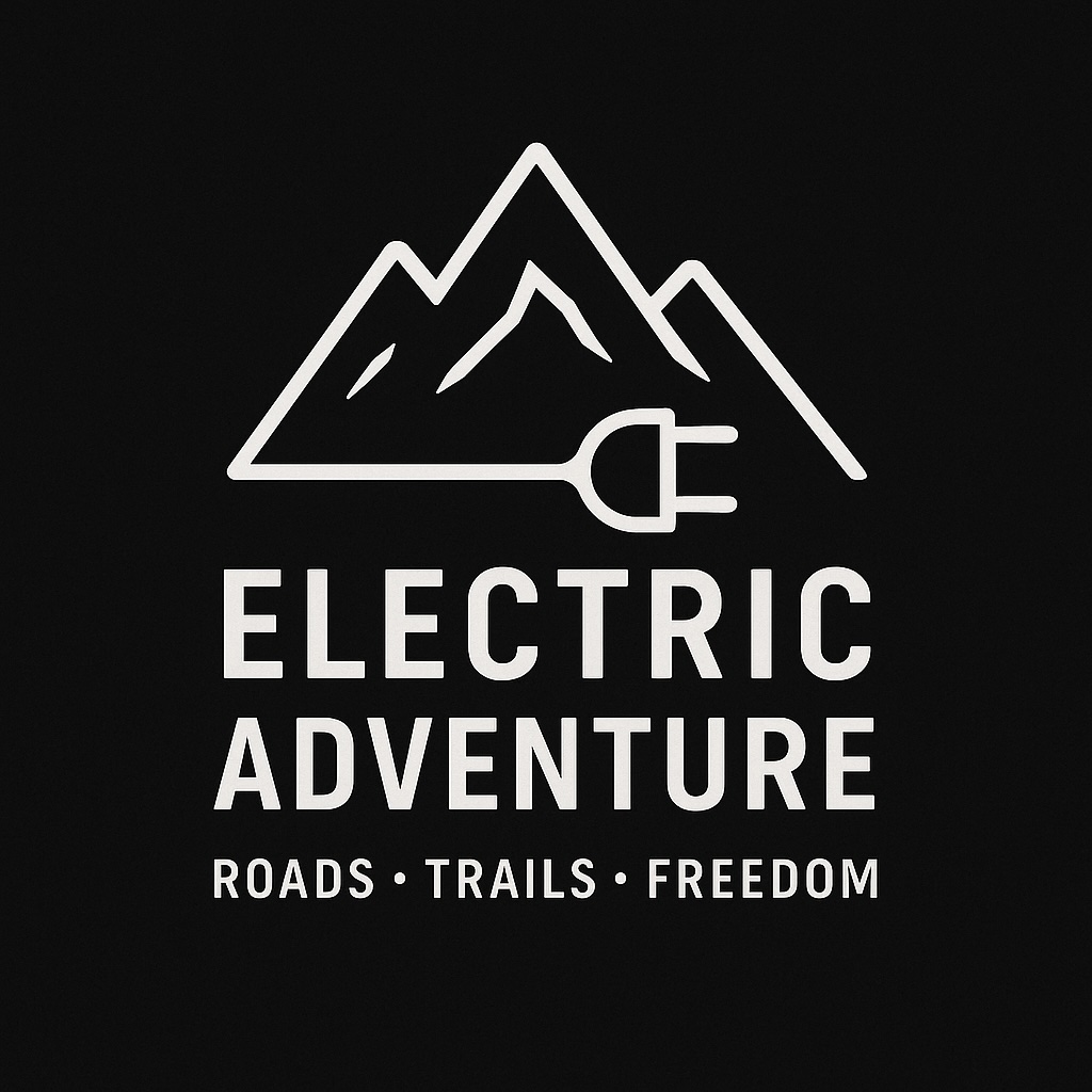 „Electric Adventure“ – Bergsilhouette, Stecker und der Text Roads • Trails • Freedom.