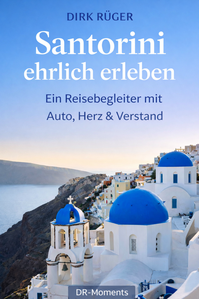 Cover des E-Books Santorini ehrlich erleben von Dirk Rüger mit Blick auf die weißen Häuser und blauen Kuppeln von Oia auf Santorini