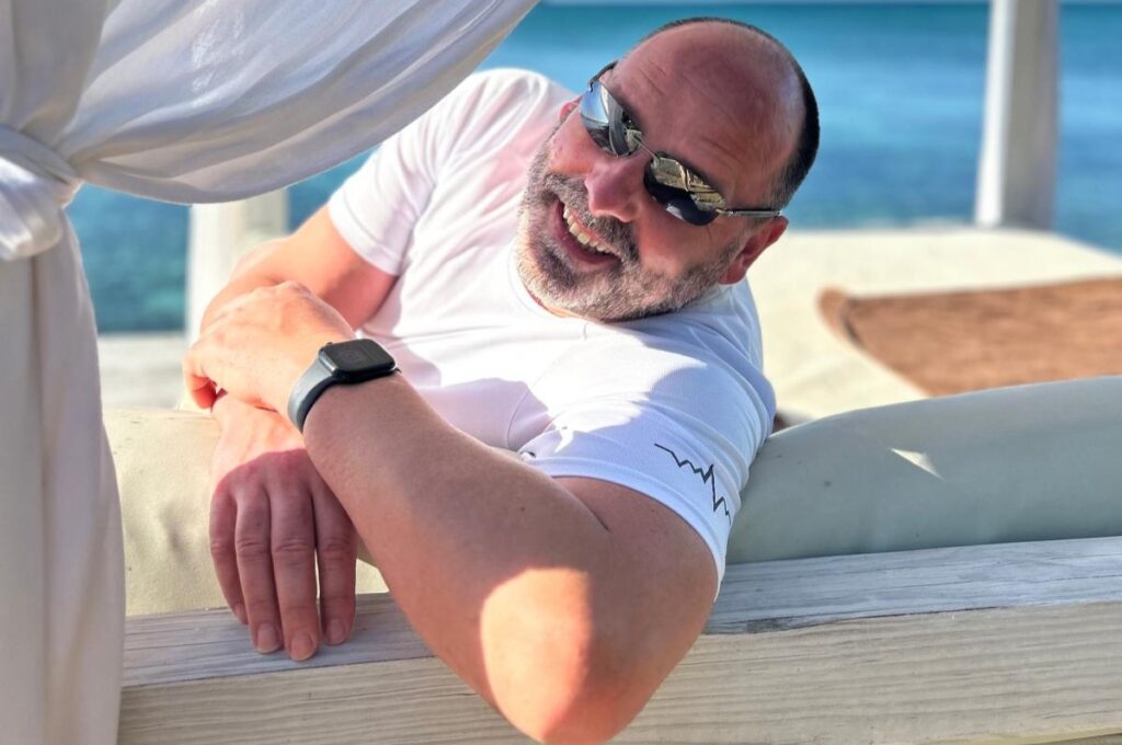 Entspannter Portraitmoment am Meer für die Autorenseite Ich als Autor