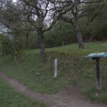 Informationstafel und Naturpfad an einer Wiesenböschung beim Wandern Bliesgau Gersheim
