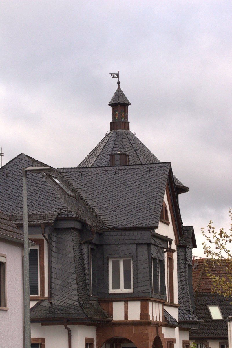 Historischer Turm mit Schieferdach und Wetterfahne am Wendelinus-Rundweg im Bliesgau