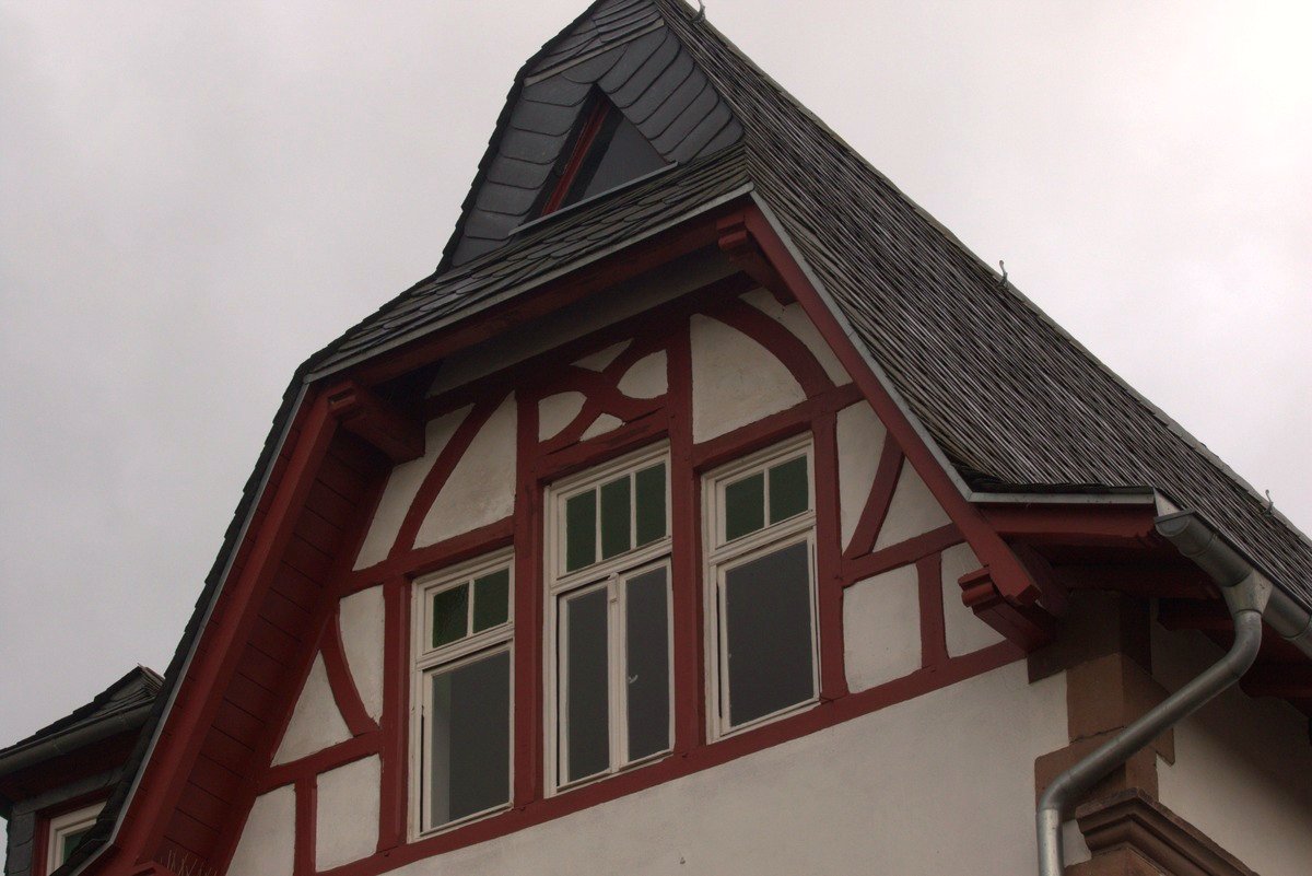 Fachwerkgiebel mit rotem Holzgebälk und Schieferdach am Wendelinus-Rundweg Bliesgau Saarland