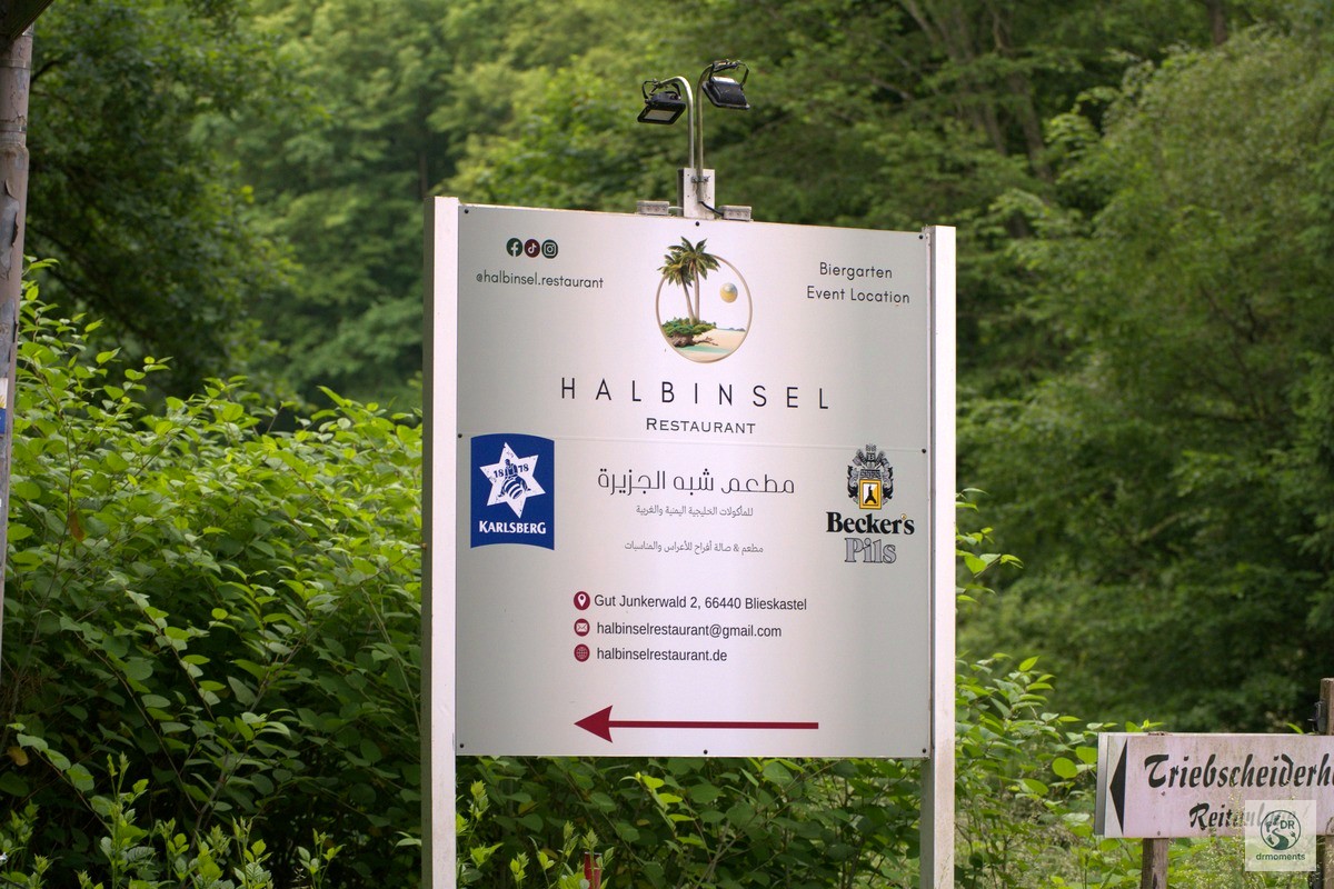 Wegweiserschild Restaurant Halbinsel Gut Junkerwald Blieskastel L'Amour on Tour