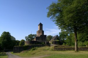 Bergfried der Burgruine Olbrück