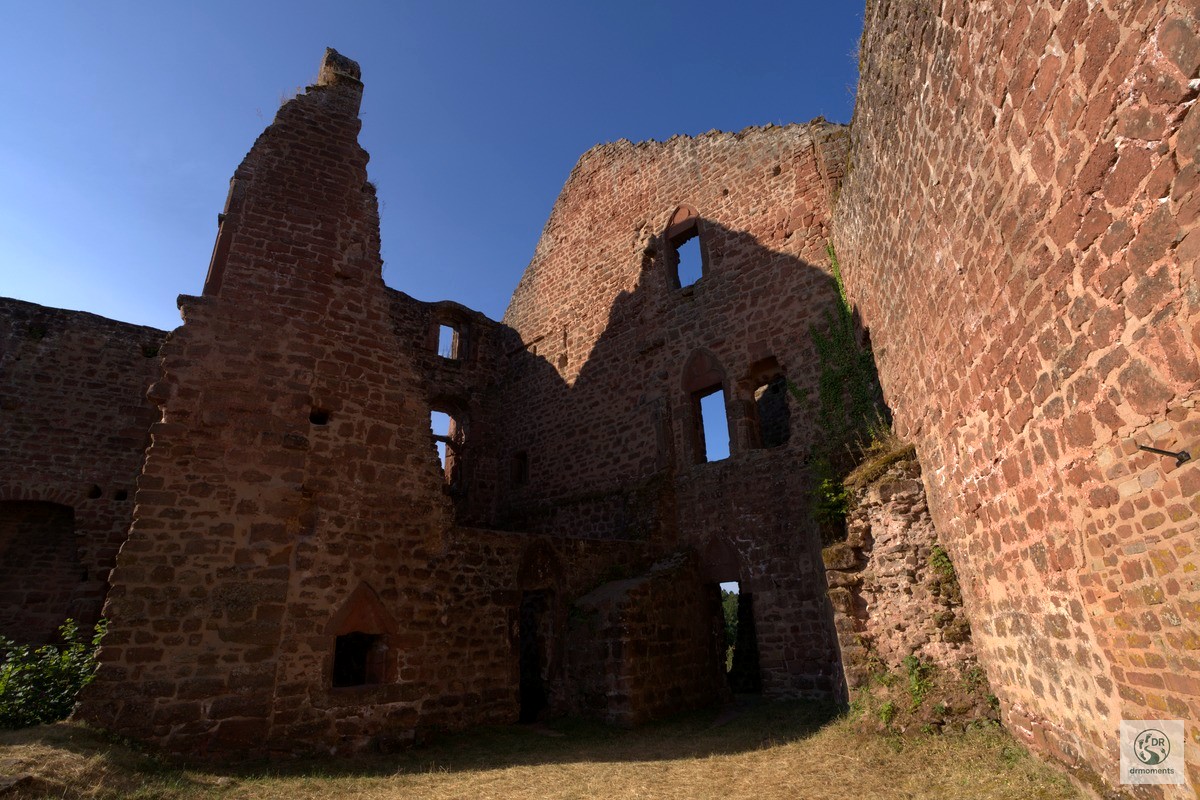 Burgruine aus rotem Sandstein mit leeren Fensterbögen auf der König-Johann-Runde
