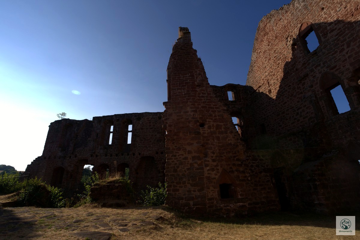 Burgruine roter Sandstein Gegenlicht König-Johann-Runde historisches Gemäuer