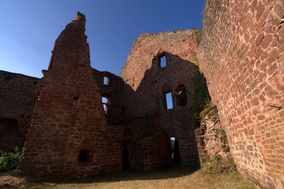 Kulturpfad mit historischen Steinskulpturen