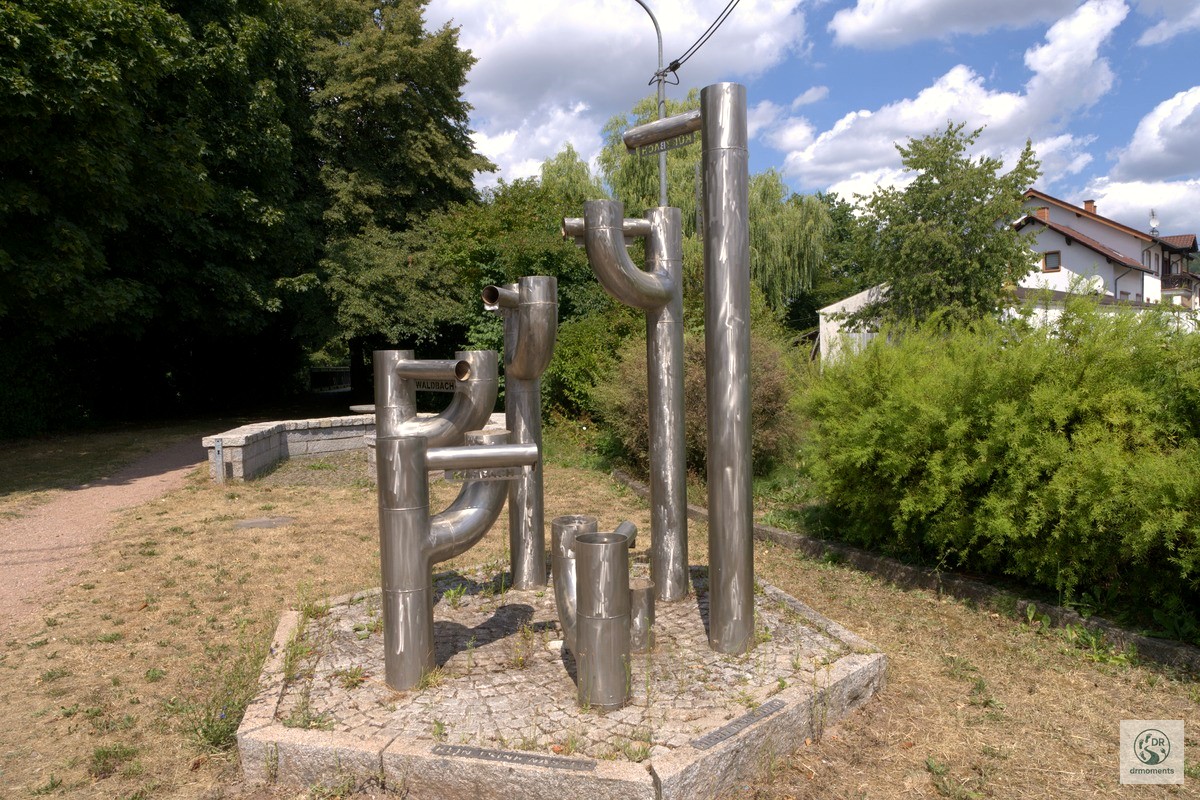 Moderne Edelstahl-Skulptur aus Rohren als Kunstwerk am Wortsegel-Wanderweg