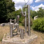 Rauschender Bach über moosbedeckte Felsen
