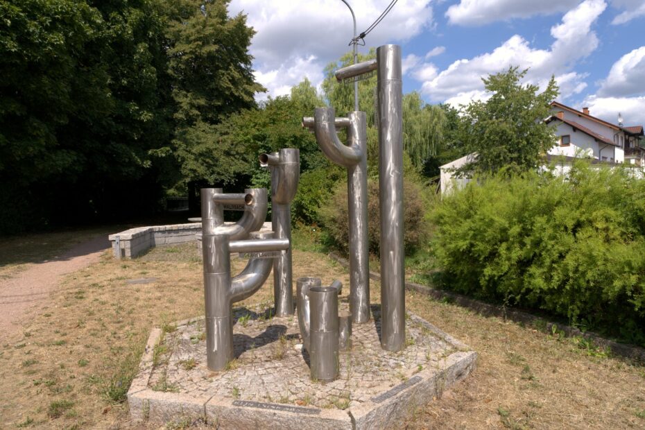 Rauschender Bach über moosbedeckte Felsen