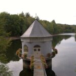 Fernsicht auf den Entnahmeturm am Stausee