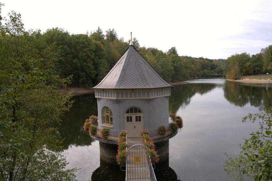 Fernsicht auf den Entnahmeturm am Stausee