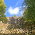 Rote Felsformation im Herbstwald bei Nonnweiler